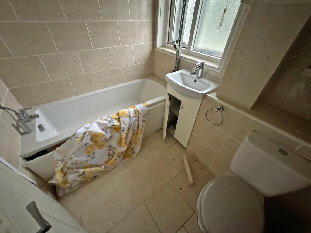 Lot: 12 - THREE-BEDROOM HOUSE FOR IMPROVEMENT AND REPAIR - Bathroom